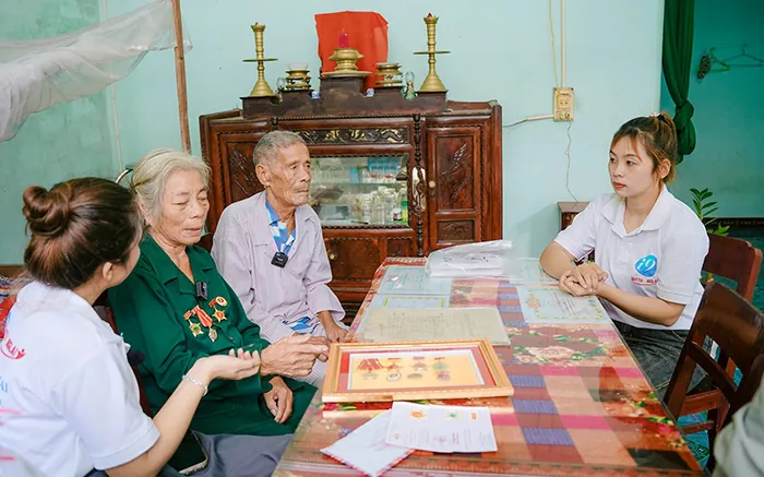 Hình ảnh người đang xem xét các điều khoản và điều kiện, biểu tượng cho sự đồng ý và hiểu rõ các quy định của nền tảng cá cược trực tuyến.